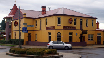 Wicklow Hotel outside