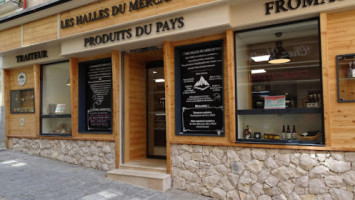 Aux Halles Du Mercantour food