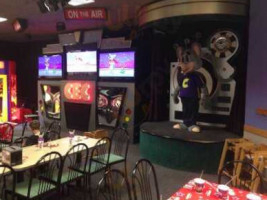 Chuck E. Cheese food