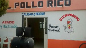 El Pollo Rico outside