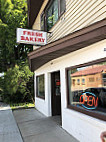 Linda's Town Country Bakery outside