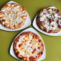 Flippers Pizzeria food