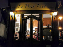 Le Petit Pont outside