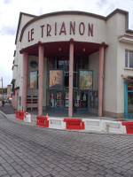 Resto Le Trianon outside