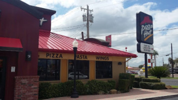 Pizza Hut outside