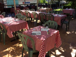 La Nappe A Carreaux food