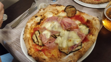 Pizzeria D'asporto La Vecchia Napoli food