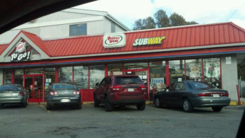 Honey Dew Donuts outside