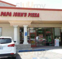 Papa Johns Pizza outside