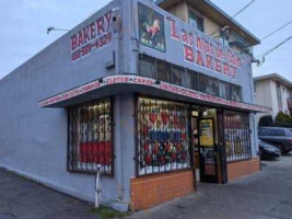 Las Hijas Del Gallo Bakery outside