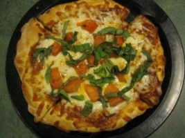 Round Table Pizza food