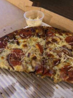 Bru-go's Pizza food