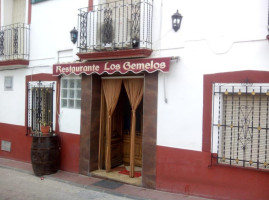 Los Gemelos outside