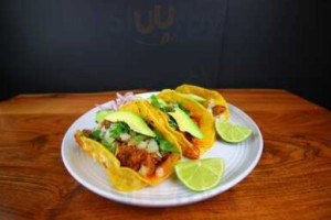 Romo's Street Tacos food