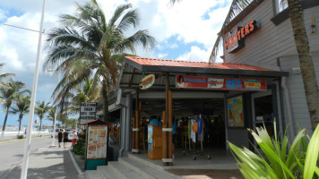 Hooters Cozumel food