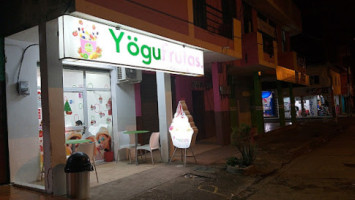 Yogüfrutas outside