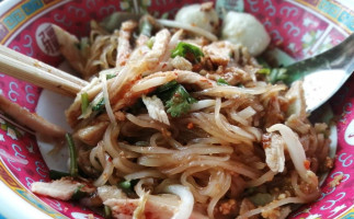 ร้านแดงก๋วยเตี๋ยวไก่บ้านเชียง food