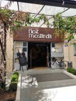 Noz Mostarda outside