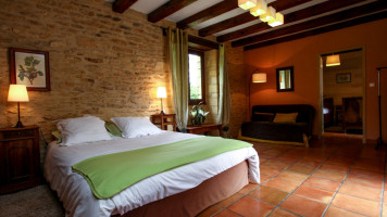 Auberge d'Imbes restaurant and guestroom inside