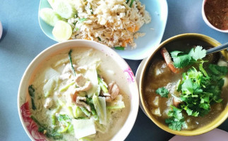 รุ่งเจริญโภชนา inside