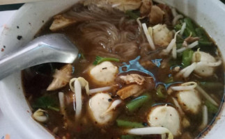 ร้านก๋วยเตี๋ยวต้นจามจุรี food