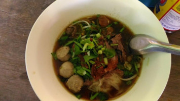 ร้านก๋วยเตี๋ยวพรศรี เลิศรส food