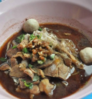 ร้านก๋วยเตี๋ยวเรือตามรม food