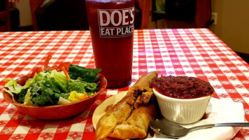 Doe's Eat Place food