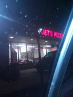 Jet's Pizza outside