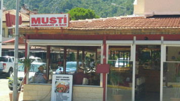 Musti Restoran outside