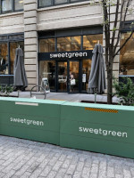 Sweetgreen outside