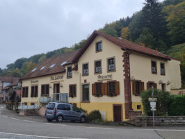 Au Lavoir outside