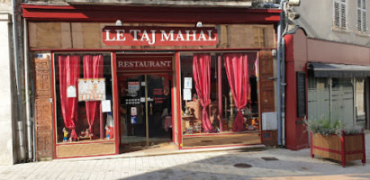 Le Taj Mahal outside