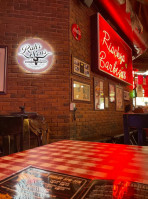 Riscky's B Q-sundance Square inside