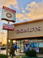 Heidi's Donuts outside