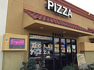 Dora's Pizza outside