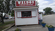 Waldo's Snowballs outside