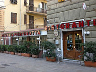 Pizzeria Piedigrotta outside