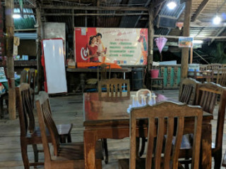 ร้านสามสาว ข้าวแกง