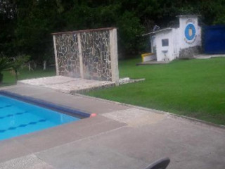 Estadero Y Piscina La Mesa