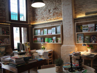 Sullaluna Libreria Bistrot