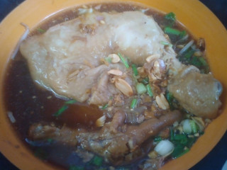 The มนต์ นมสด ก๋วยเตี๋ยวไก่ตุ๋นมะระ เรณูนคร