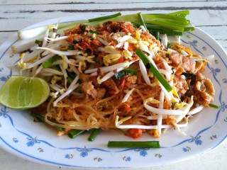 ร้านก๋วยเตี๋ยวเนื้อลูกชิ้นแชมป์ ข้าวมันไก่ แม่หน่อยนํ้าพองนอก