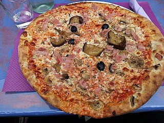 La Famiglia Pizza