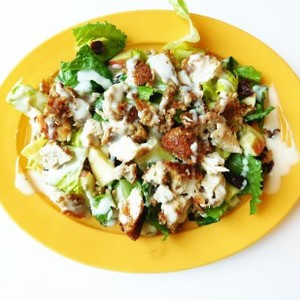 Pecan-Crusted Kyllingesalat